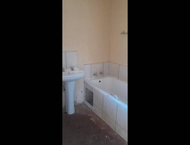 2 BEDROOM HOUSE FOR SALE IN LUFHERENG